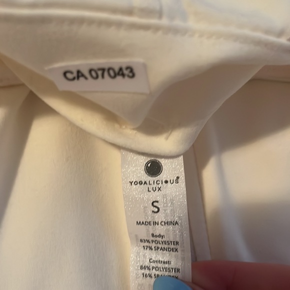 White yogalicious zip up size small never worn - Picture 2 of 2